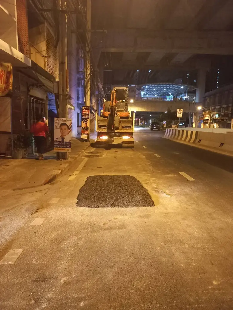 กทม.ประสาน NT ดูแลความปลอดภัยขณะก่อสร้างบ่อพักท่อร้อยสายใต้ดินบริเวณ MRT ท่าพระ