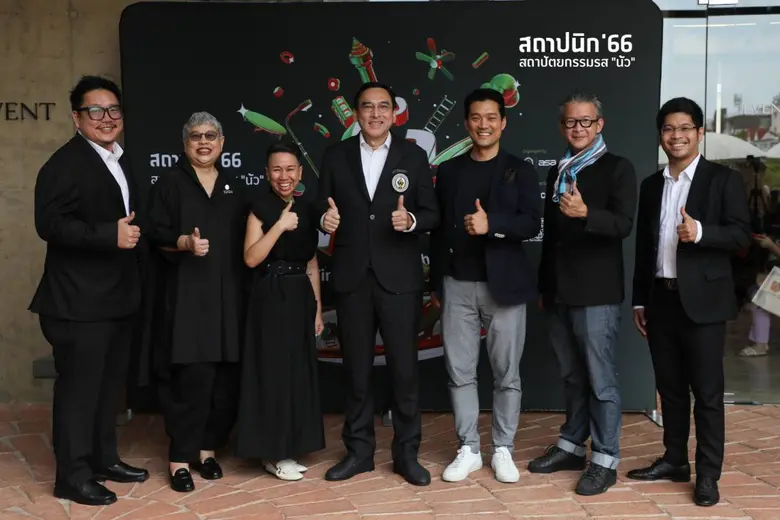 นายชนะ สัมพลัง (คนกลาง) นายกสมาคมสถาปนิกส...