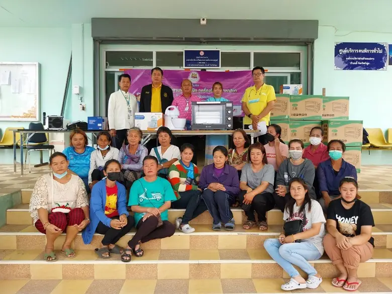 สำนักงานพัฒนาฝีมือแรงงานลำพูนมอบเครื่องมือพื้นฐานชุดการฝึก (เครื่องมือทำมาหากิน) ประกอบด้วย เตาอบไฟฟ้าและเครื่องผสมอาหาร ให้แก่ผู้ผ่านการฝึกตามโครงการพัฒนาทักษะเฉพาะ