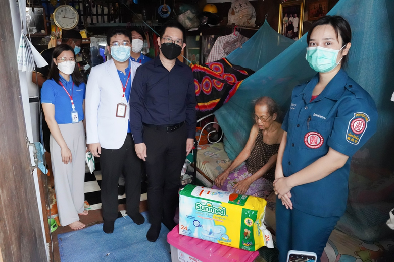 คลินิกการแพทย์แผนจีนหัวเฉียว ร่วมกับ มูลนิธิป่อเต็กตึ๊ง มอบเงินสงเคราะห์และเครื่องอุปโภคบริโภค ณ ชุมชนมัสยิดมหานาค