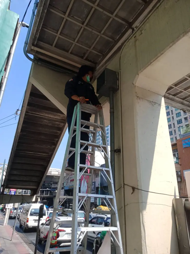 กทม.ซ่อมไฟฟ้าส่องสว่างบนสะพานลอยเขตหลักสี่-พญาไท พร้อมตรวจสอบถนน-สะพานลอย เพิ่มความปลอดภัยให้ประชาชน