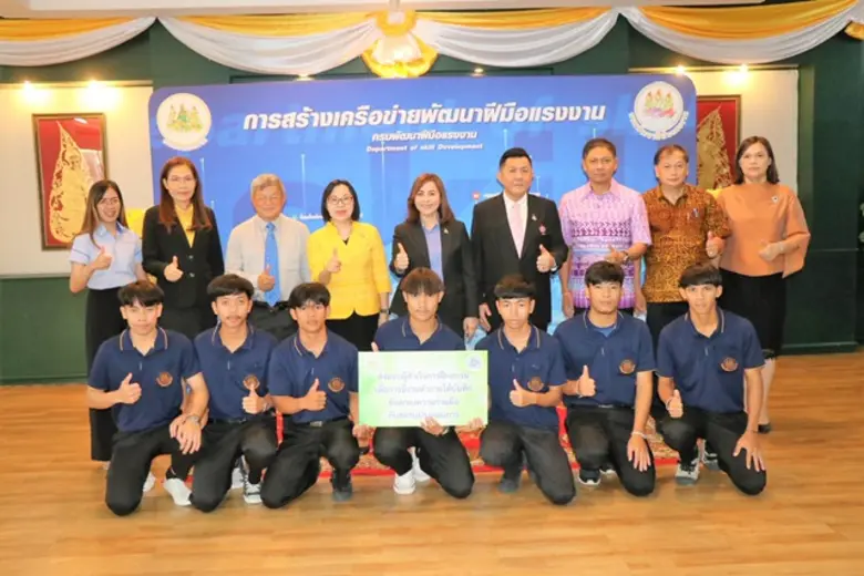 ก.แรงงาน ส่งมอบเยาวชนช่างไฟฟ้าฝึกงานสถานประกอบกิจการ เรียนจบได้งานทำ 100%