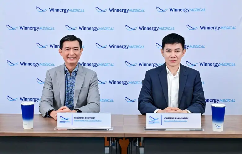 คุณนันทิยะ ดารกานนท์ (ซ้าย) ประธานเจ้าหน้...