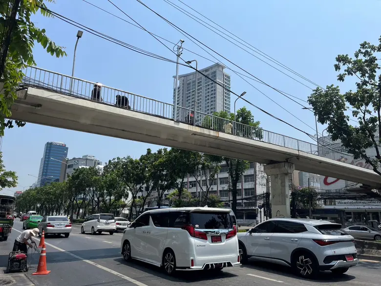 กทม.รื้อถอนกล่องป้ายไฟชำรุดบนสะพานลอยคนข้ามถนนรัชดาภิเษกป้องกันอุบัติเหตุกับผู้สัญจร