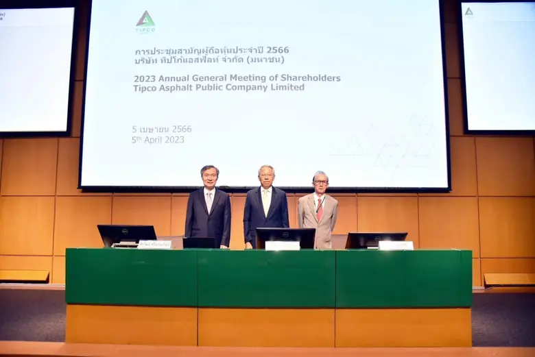 คุณชายน้อย เผื่อนโกสุม (กลาง) ประธานกรรมก...