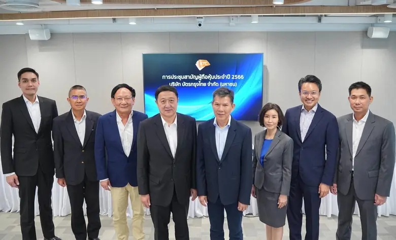 นายประสงค์ พูนธเนศ (กลางซ้าย) กรรมการอิสร...