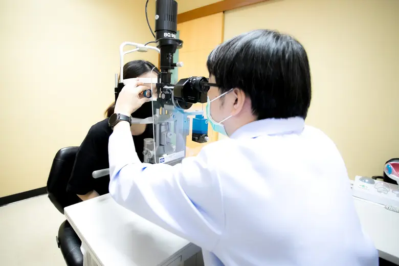 จักษุแพทย์แว่นท็อปเจริญ แนะช่วงฤดูร้อนระวังโรคลมแดดแล้ว ยังเสี่ยงกลุ่มโรคทางตาด้วย