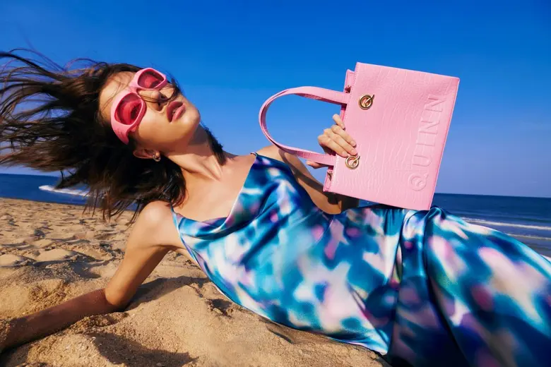 QUINN ต้อนรับซัมเมอร์ไปกับคอลเลกชั่น "Summer Beat &amp; Heat Wave" ถ่ายทอดจิตวิญญาณแห่งเทศกาลดนตรีระดับโลก ผสานเข้ากับแฟชั่นฤดูร้อน