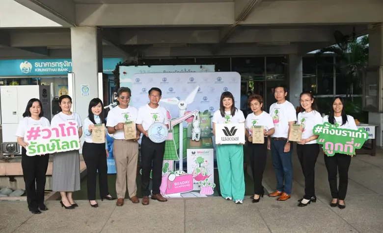 นายสัญญา แสงพุ่มพงษ์ (ที่ 5 จากซ้าย) คณะก...