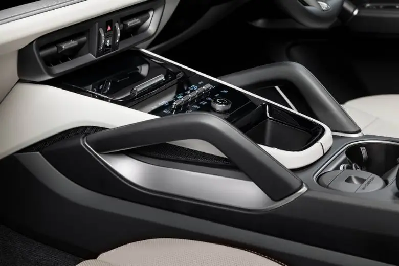 ปอร์เช่นำเสนอนวัตกรรมการออกแบบดีไซน์ภายในห้องโดยสารใหม่ สำหรับคาเยนน์ (Cayenne) รุ่นล่าสุด ก้าวสู่ประสบการณ์ใหม่กับระบบ Interaction ที่เชื่อมต่อทั้งผู้ขับขี่และผู้โดยสาร