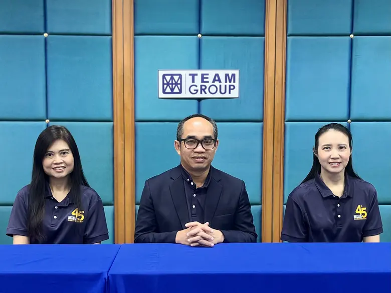 ดร.อภิชาติ สระมูล (คนกลาง) ประธานเจ้าหน้า...