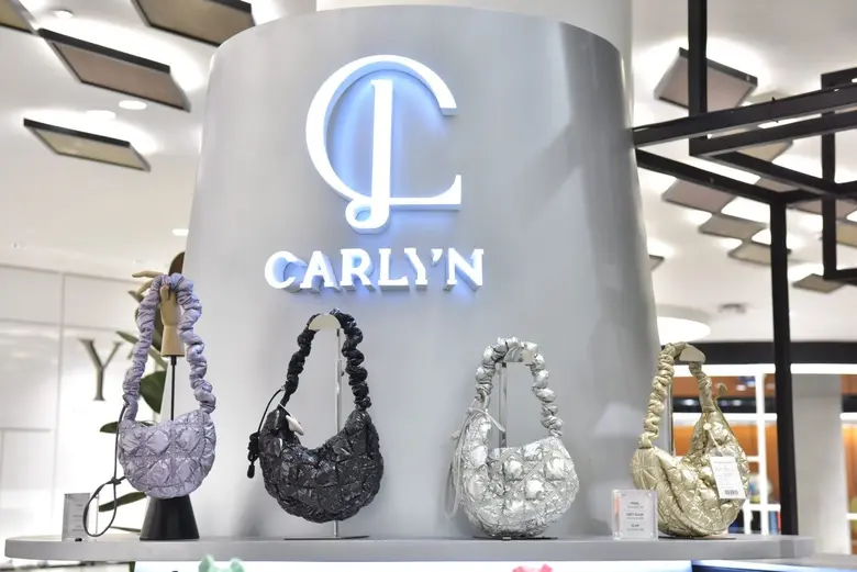 สยามดิสคัฟเวอรี่สร้างปรากฏการณ์ร้อนแรงอีกครั้ง เปิดจองพรีออเดอร์กระเป๋า CARLYN รอบสอง พร้อมเปิด "CARLYN POP UP BOUTIQUE" เป็นแห่งแรกในประเทศไทย
