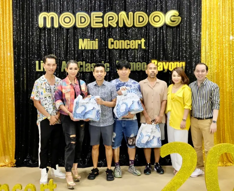 อัษณา จันเทพา (คนที่ 2 จากซ้าย) ผู้จัดการ...