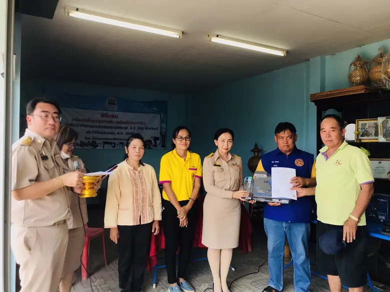 สนพ.แพร่ มอบเครื่องมือพื้นฐานชุดการฝึกโครงการพัฒนาทักษะเฉพาะให้แก่แรงงานนอกระบบที่ถือบัตรสวัสดิการแห่งรัฐ รุ่นที่ 3/2566