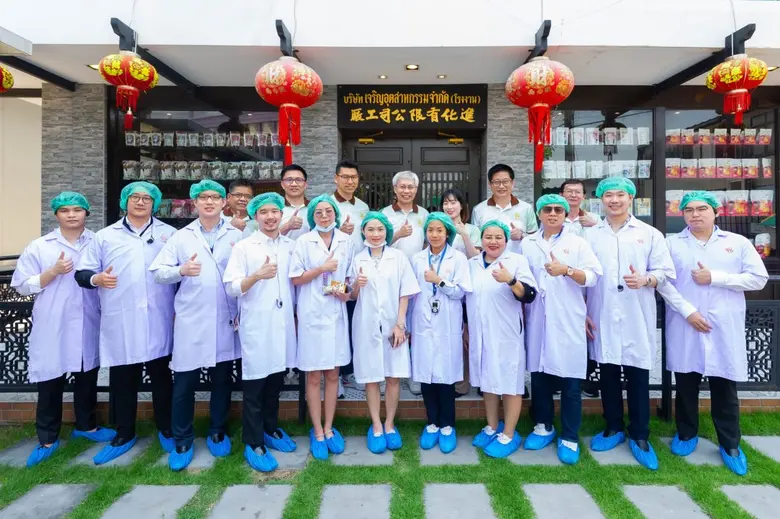 คุณศักดา ศรีแสงนาม (กลาง บน) ประธานเจ้าหน...