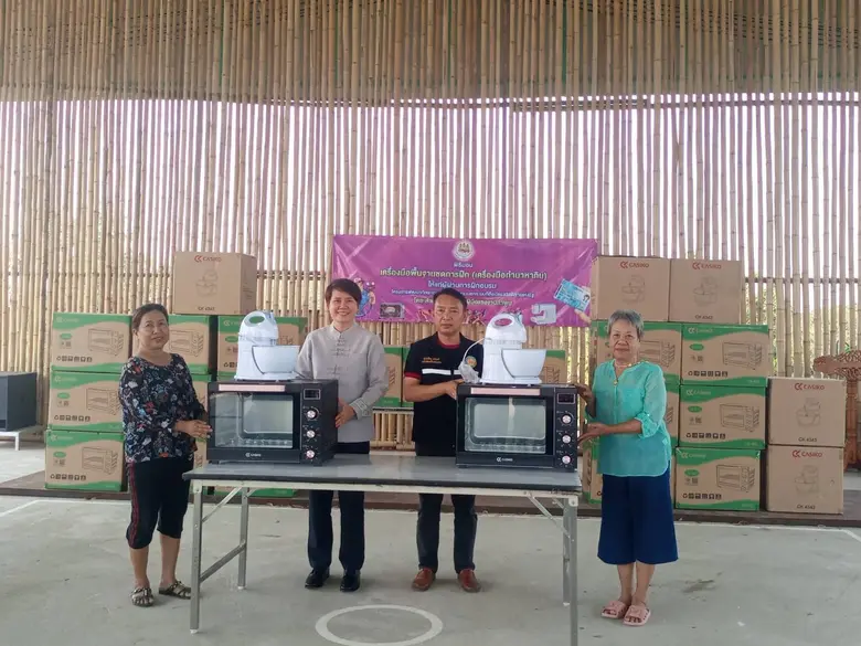 สำนักงานพัฒนาฝีมือแรงงานลำพูนมอบเครื่องมือพื้นฐานชุดการฝึก(เครื่องมือทำมาหากิน) ให้แก่ผู้ผ่านการฝึกตามโครงการพัฒนาทักษะเฉพาะให้แก่แรงงานนอกระบบที่ถือบัตรสวัสดิการแห่งรัฐ