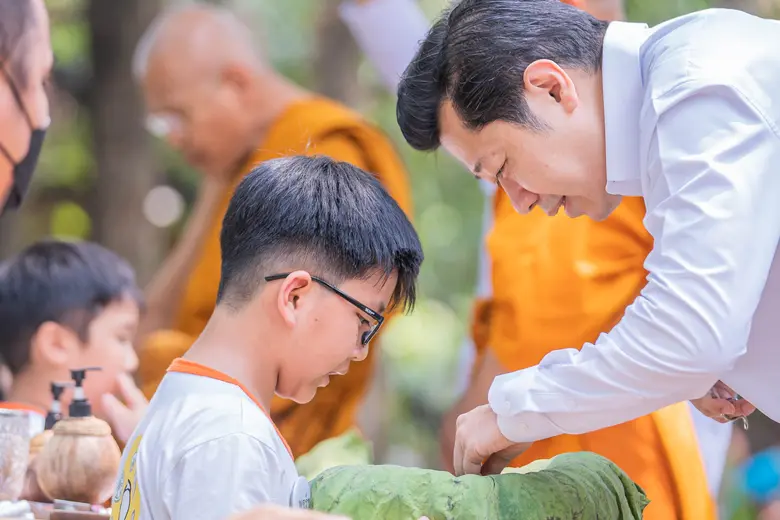 เทศกาลสงกรานต์ปีนี้ สงบเย็น อิ่มเอม ทั้งกายใจ เครือซีพี และทรู ชวนคนไทยเพลินทางธรรมไปกับ "สามเณรปลูกปัญญาธรรม ปี 9"  ชมสดผ่านทุกแพลตฟอร์มทรู ได้แล้ววันนี้ - 7 พ.ค. 66