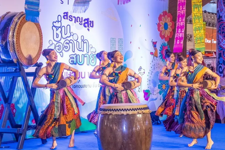 ตระการตา! สงกรานต์สุดมหัศจรรย์ริมแม่น้ำเจ้าพระยาแห่งเดียวในไทย ในงาน "THE ICONIC SONGKRAN FESTIVAL 2023" ไอคอนสยามมหัศจรรย์เจ้าพระยา มหาสงกรานต์ ๒๕๖๖