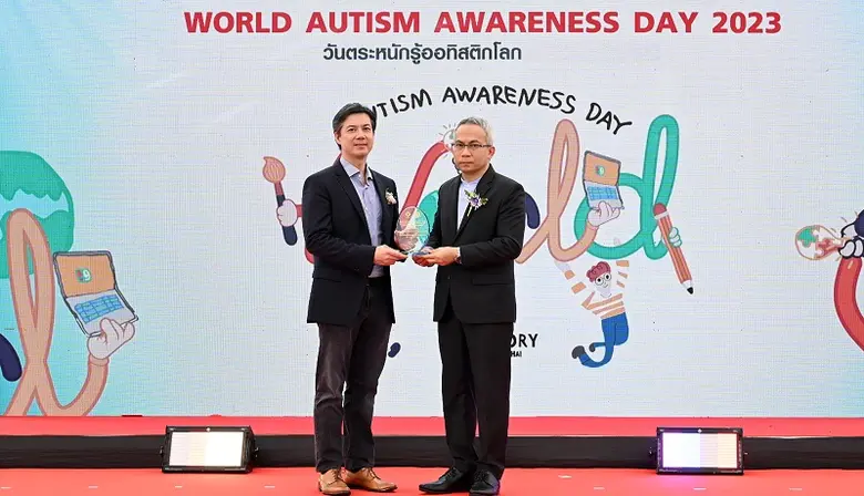 นายอนุกูล ปีดแก้ว(ขวา) ปลัดกระทรวงการพัฒน...