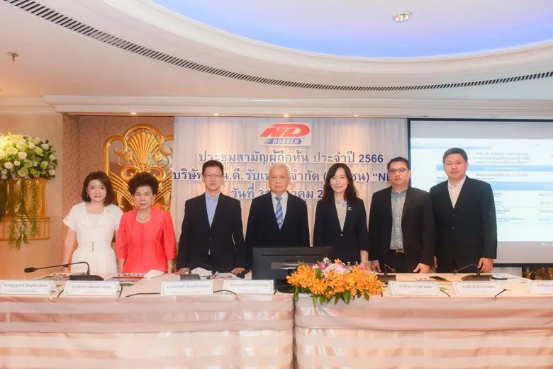 คุณพงษ์ศักดิ์ สวัสดิ์วรรณ (กลาง) ประธานกร...