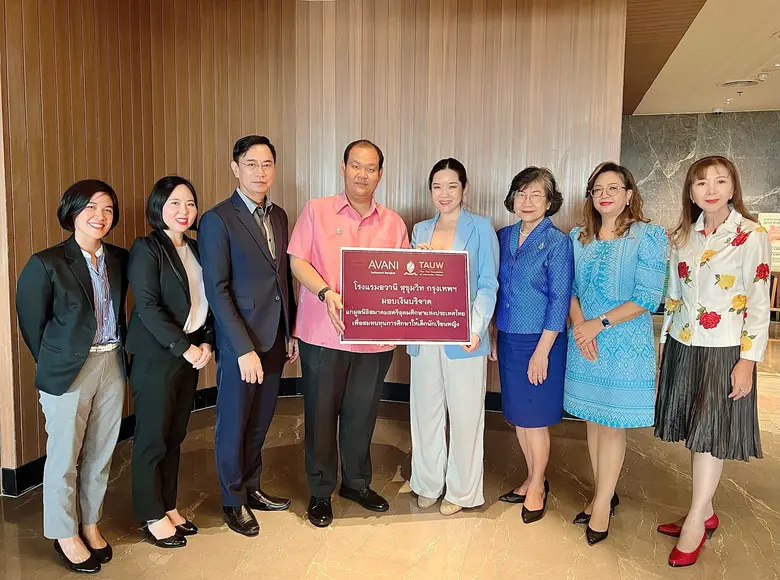 จากรูป (ซ้าย-ขวา) นางสาวอาจารี อยู่ยืนยง ...