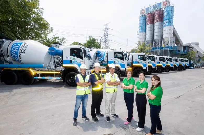 คุณสุวรรณา ขจรวุฒิเดช (ที่ 3 จากขวา) ประธ...