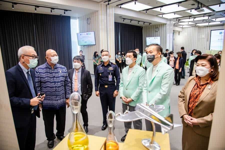 วช.หนุนทีมนักวิจัยจาก มทร.อีสาน ต่อยอดการผลิตน้ำมันไบโอเจ็ต-เชื้อเพลิงอากาศยานชีวภาพจากฟูเซลแอลกอฮอล์ในเชิงพาณิชย์