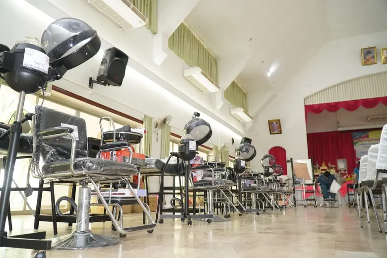 มูลนิธิป่อเต็กตึ๊ง "สร้างอาชีพ สร้างชีวิต" ร่วมกับกรมกิจการสตรีและสถาบันครอบครัว มอบอุปกรณ์ประกอบอาชีพให้กับสตรีที่ด้อยโอกาสในพื้นที่ จ.ขอนแก่น ในโครงการส่งเสริมอาชีพเพื่อสตรี