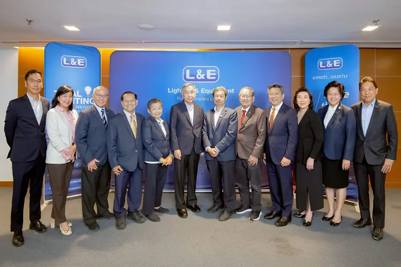 นายสิทธิชัย ไกรสิทธิศิรินทร (ที่ 6 จากขวา...