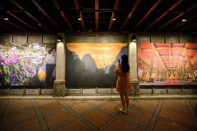 โรงแรมเพนนินซูลา กรุงเทพฯ เปิดนิทรรศการ TAKE YOUR SEAT โดยศิลปินชื่อดังจากแคนาดา