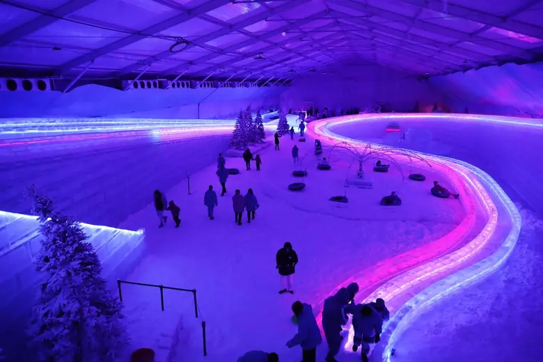 ดินแดนหิมะจำลองและน้ำแข็งที่ใหญ่ที่สุดในประเทศไทย สนุกสนานกับกิจกรรมคลายร้อนสำหรับทุกคนในครอบครัว