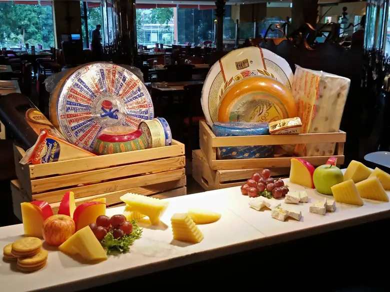 บุฟเฟต์นานาชาติมื้อเย็น ที่ดิเอมเมอรัลด์ ค็อฟฟี่ช็อพ