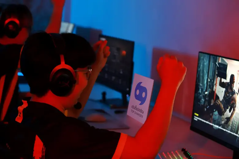 แว่นท็อปเจริญ เปิดตัว "แว่นตาคอสคลับ และเลนส์ดูน่า เกมเมอร์" เดินหน้ารุกตลาดเอาใจคอเกม พร้อมหนุนทัพนักกีฬาอีสปอร์ตสายตาแกร่งคว้าแชมป์ระดับประเทศ
