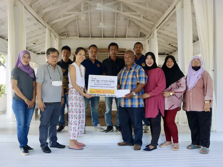 ธีรวัลคุ์ เตชะอุบล (แถวหน้า คนที่ 3 จากซ้าย) เจ้าขอ...