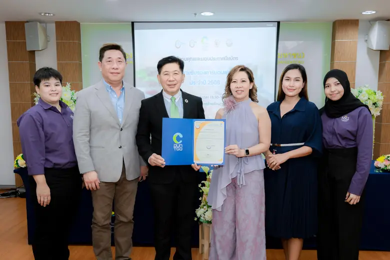 นางวิลาสินี กิตติเกษมศักดิ์ (ที่4ซ้าย) รอ...