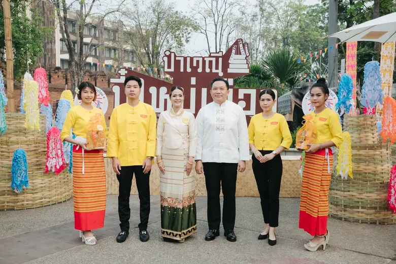 นางสาวณิชรัตน์ ชำนาญกิจ (ที่๓ซ้าย) รองผู้...