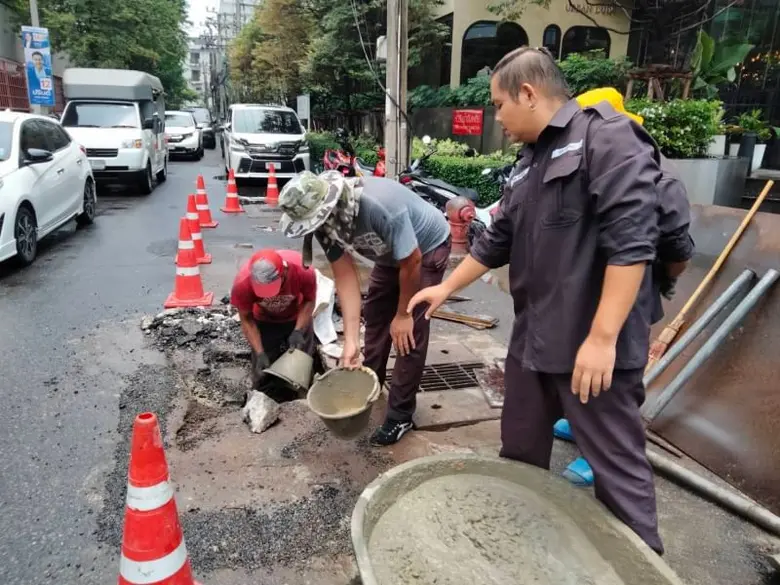 เขตวัฒนาจัดหน่วยเบสท์ซ่อมผิวจราจรทรุดตัวบริเวณปากซอยทองหล่อ 8