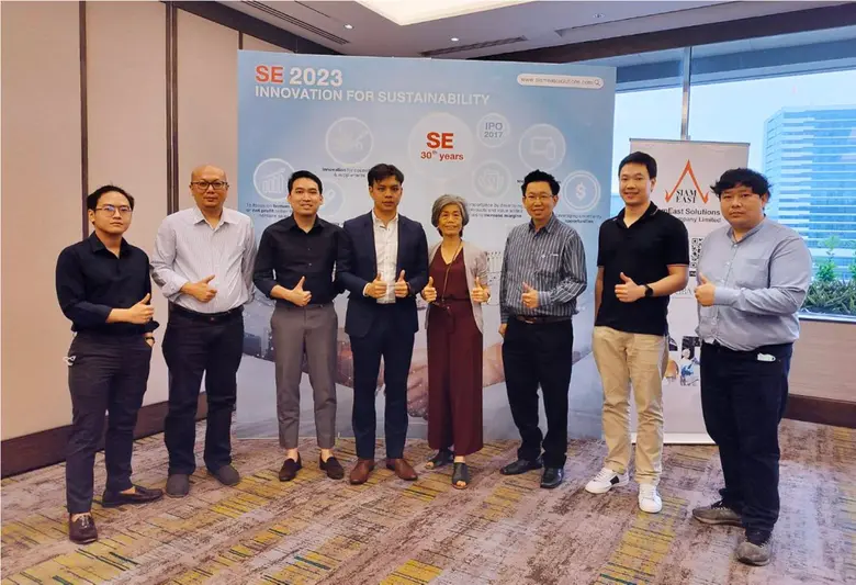 นางสาวอรสา วิมลเฉลา (ที่ 4 จากขวา) ประธานเจ้าหน้าที...