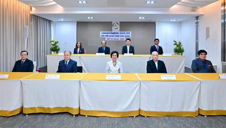 ดร.ธนู กุลชล (แถวหลังที่ 2 จากซ้าย) ประธา...