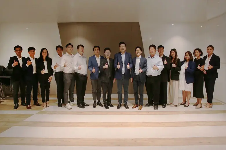 นายปนายุ ศิริกระจ่างศรี (ที่ 8 จากขวา) ปร...