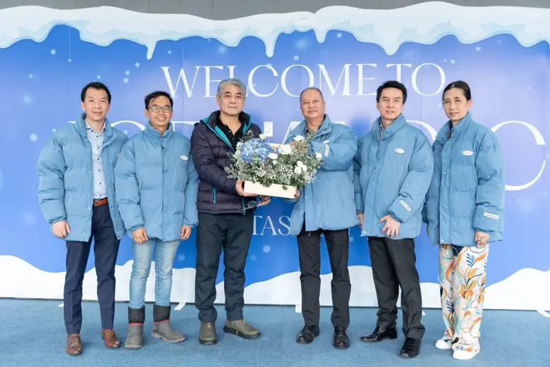 คุณธงชัย ตันติสาธิต (ที่ 4 จากซ้าย) และคุ...