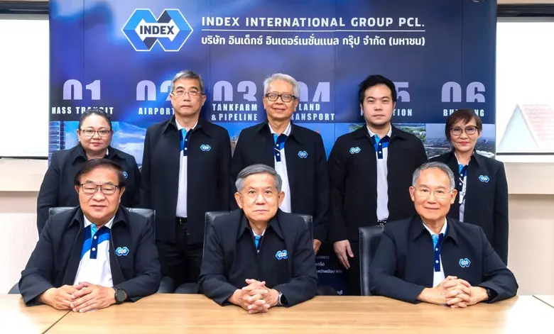 พลเอกวุฒินันท์ ลีลายุทธ (คนกลางแถวนั่ง) ป...