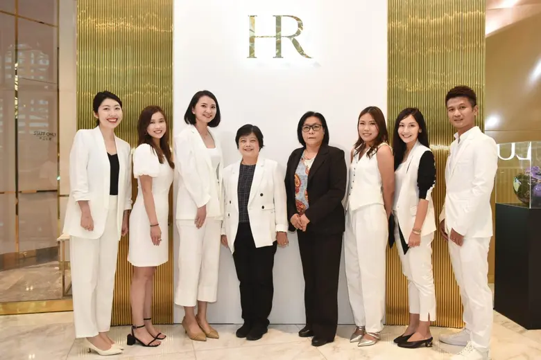 คิง เพาเวอร์ ร่วมกับ HELENA RUBINSTEIN (เ...
