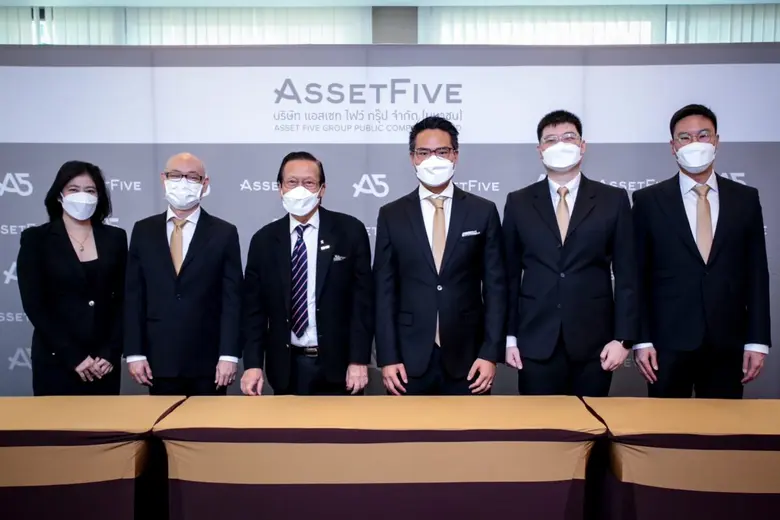 รองศาสตราจารย์ มานพ พงศทัต (ที่ 3 จากซ้าย...