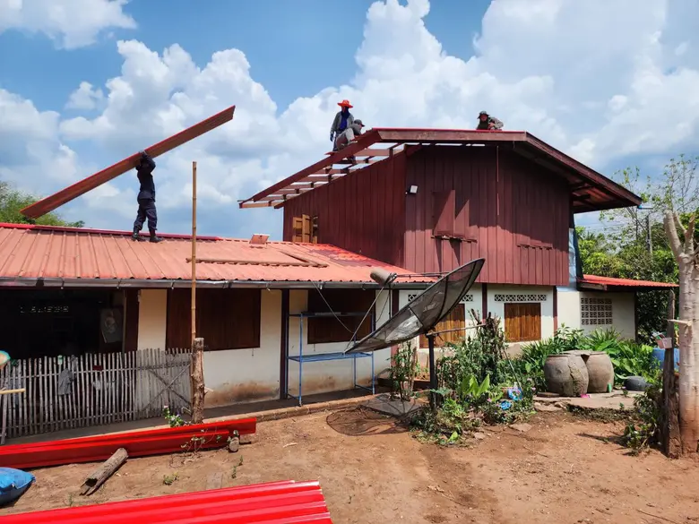 ก.แรงงาน จัดทีมจิตอาสาช่วยประชาชนซ่อมที่พัก หลังรับผลกระทบพายุฤดูร้อน