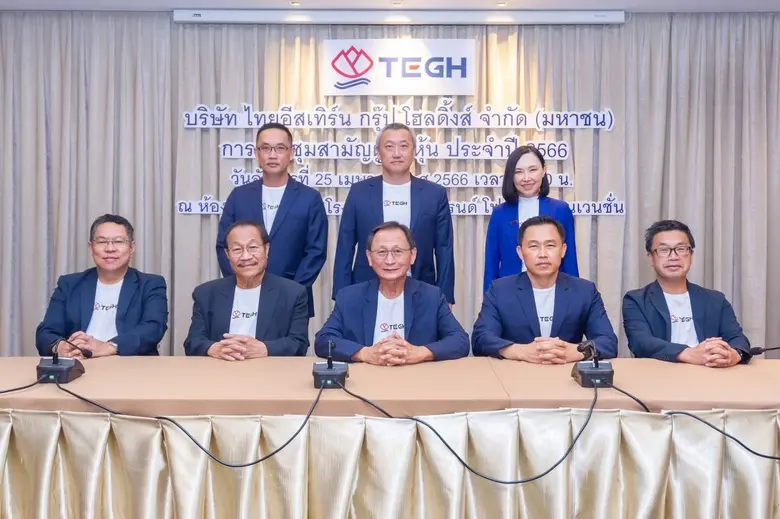 คุณอนนต์ สิริแสงทักษิณ (ที่ 3 จากซ้ายแถวล...