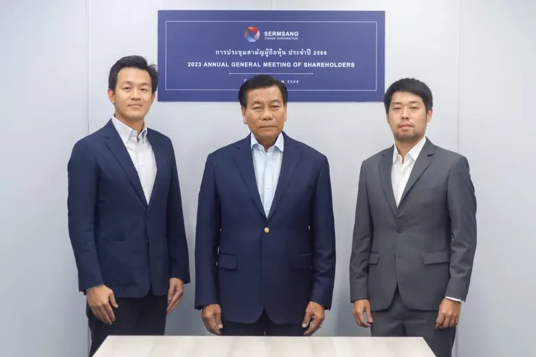 นายกำธร วังอุดม ประธานกรรมการ (กลาง) , นา...