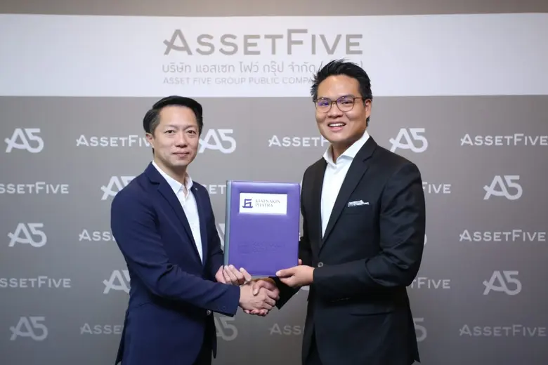 นายศุภโชค ปัญจทรัพย์ (ขวา) ประธานเจ้าหน้า...