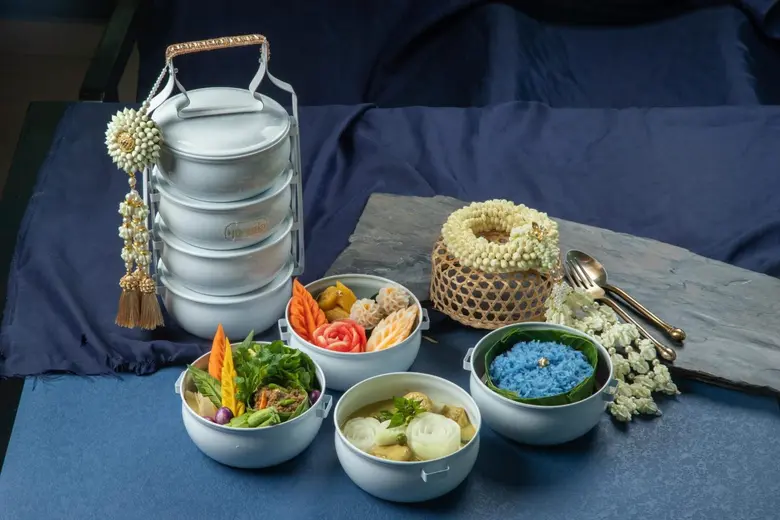 ร้านอาหารไทย "ทองหล่อ" ร่วมสืบสานความเป็นไทยกับ 4 ชุดปิ่นโตมงคลสุดประณีต ในราคา 1,590 - 1,990 บาท พร้อมให้บริการเดลิเวอรี่ตั้งแต่วันนี้เป็นต้นไป