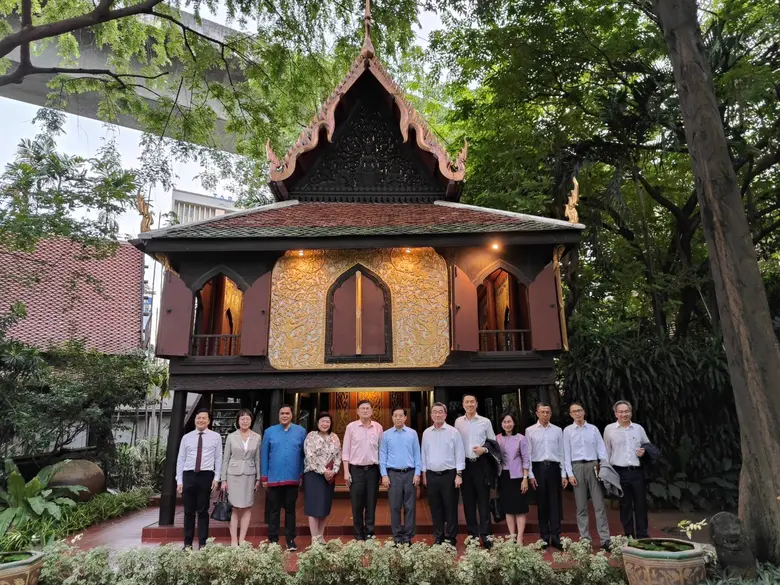 ศ.(พิเศษ) ดร.เอนก เหล่าธรรมทัศน์ รัฐมนตรี...